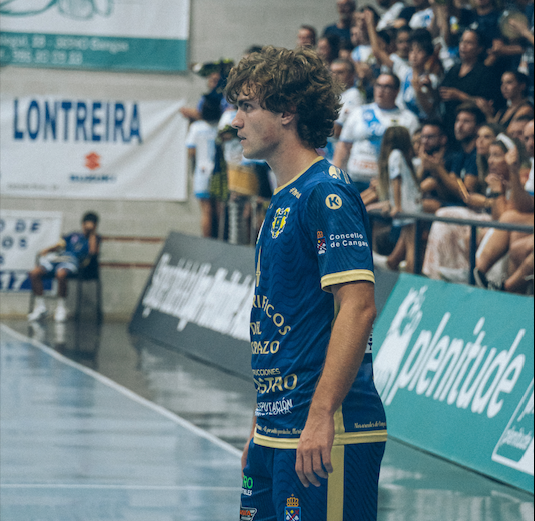 Brais, coa Marea de fondo, no partido ante Helvetia Anaitasuna