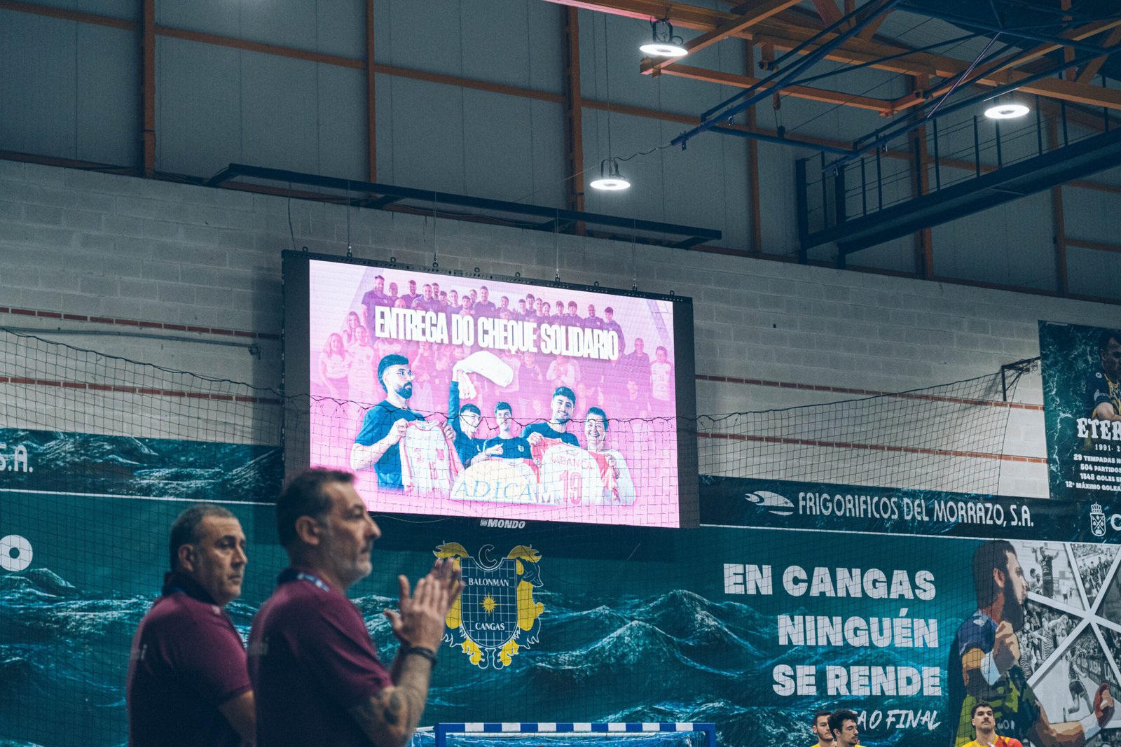 Momento del acto homenaje antes del partido Frigoríficos y Valladolid